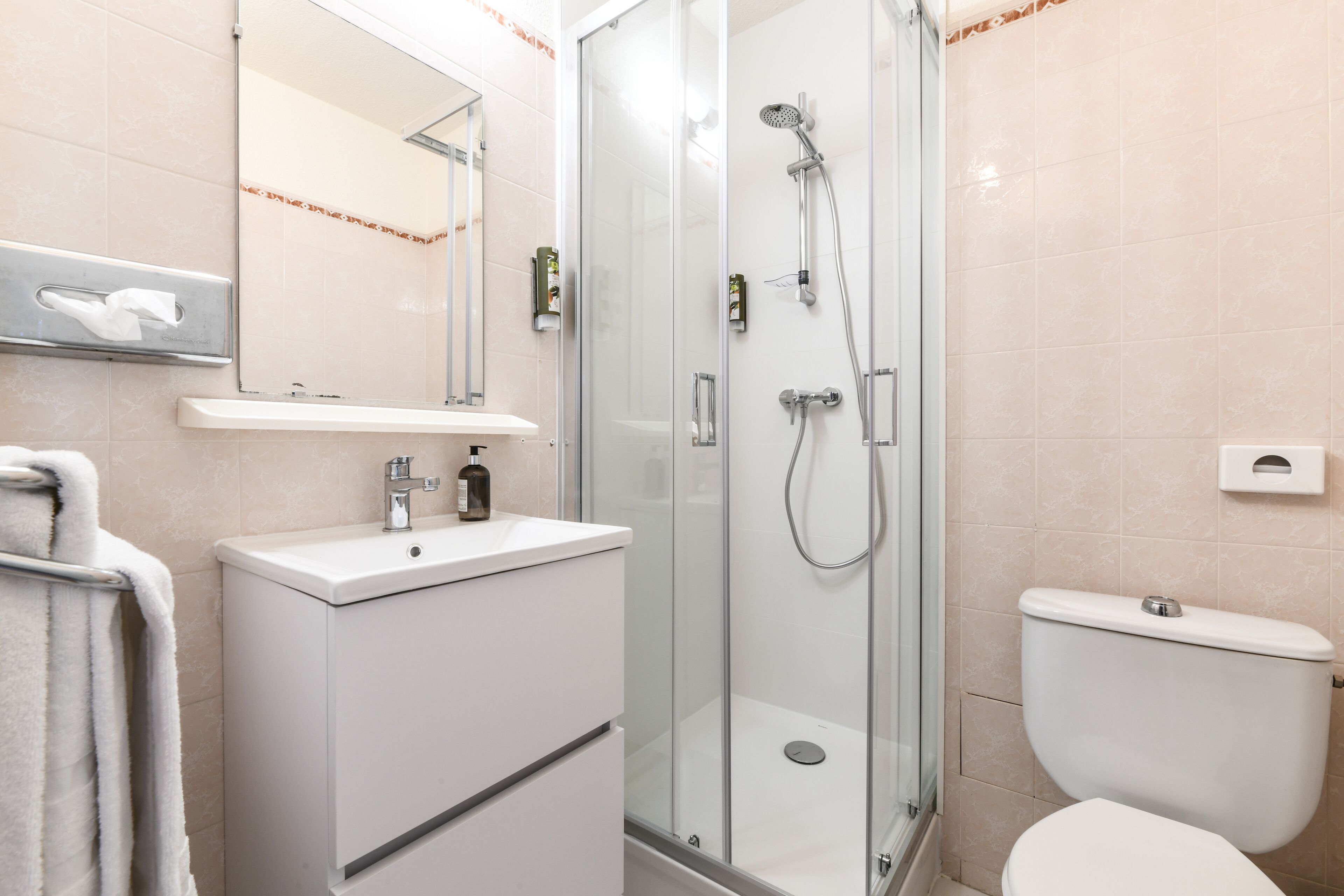 comfort double room | bathroom | combined shower/bathtub, hair dryer, towels