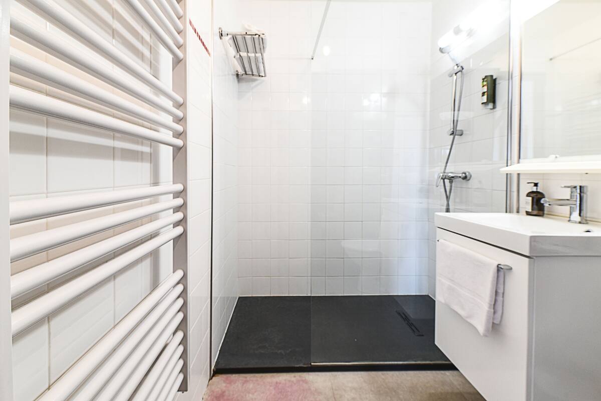 standard double room | bathroom | combined shower/bathtub, hair dryer, towels