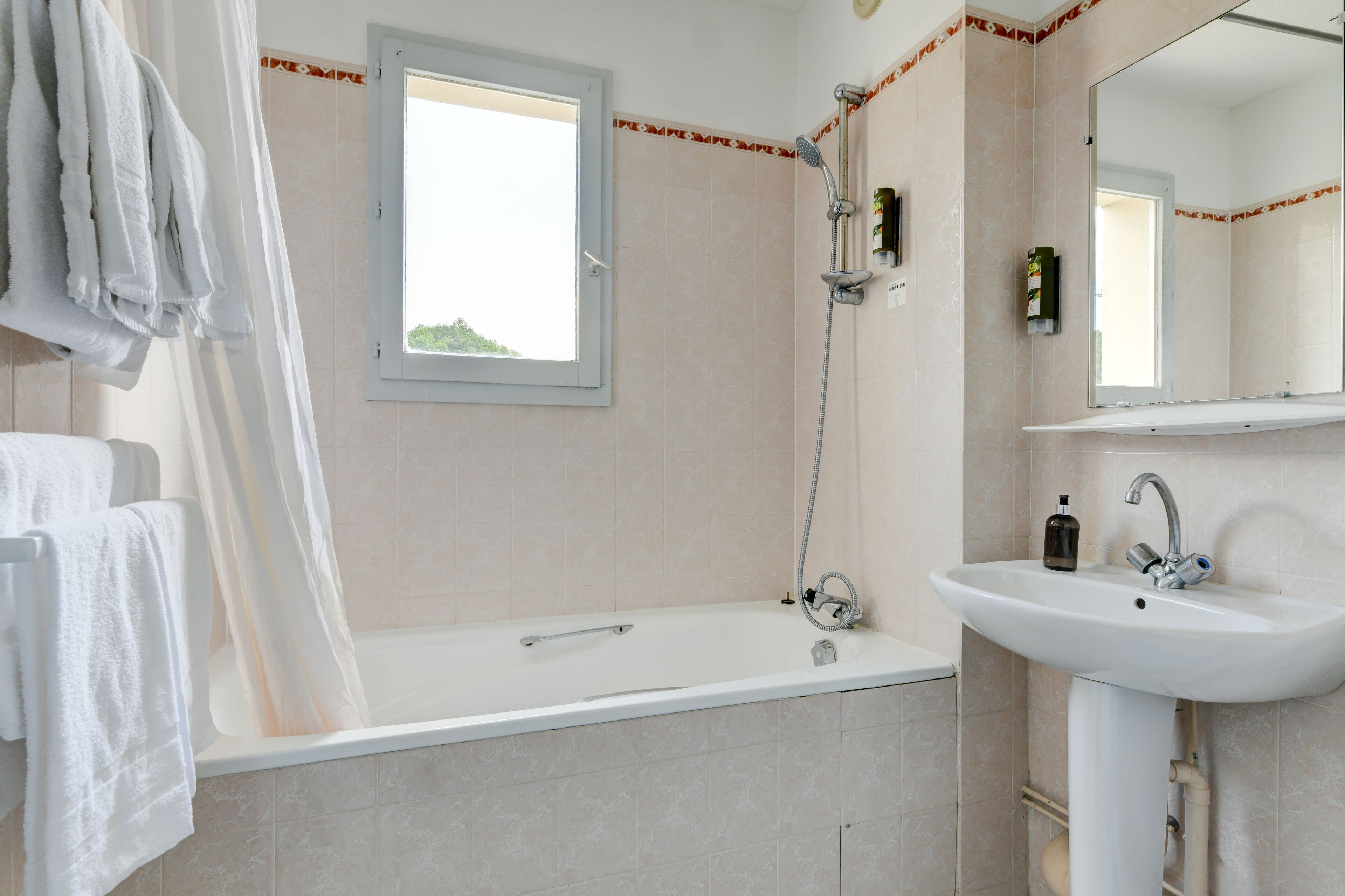 standard twin room, 2 single beds | bathroom | combined shower/bathtub, hair dryer, towels
