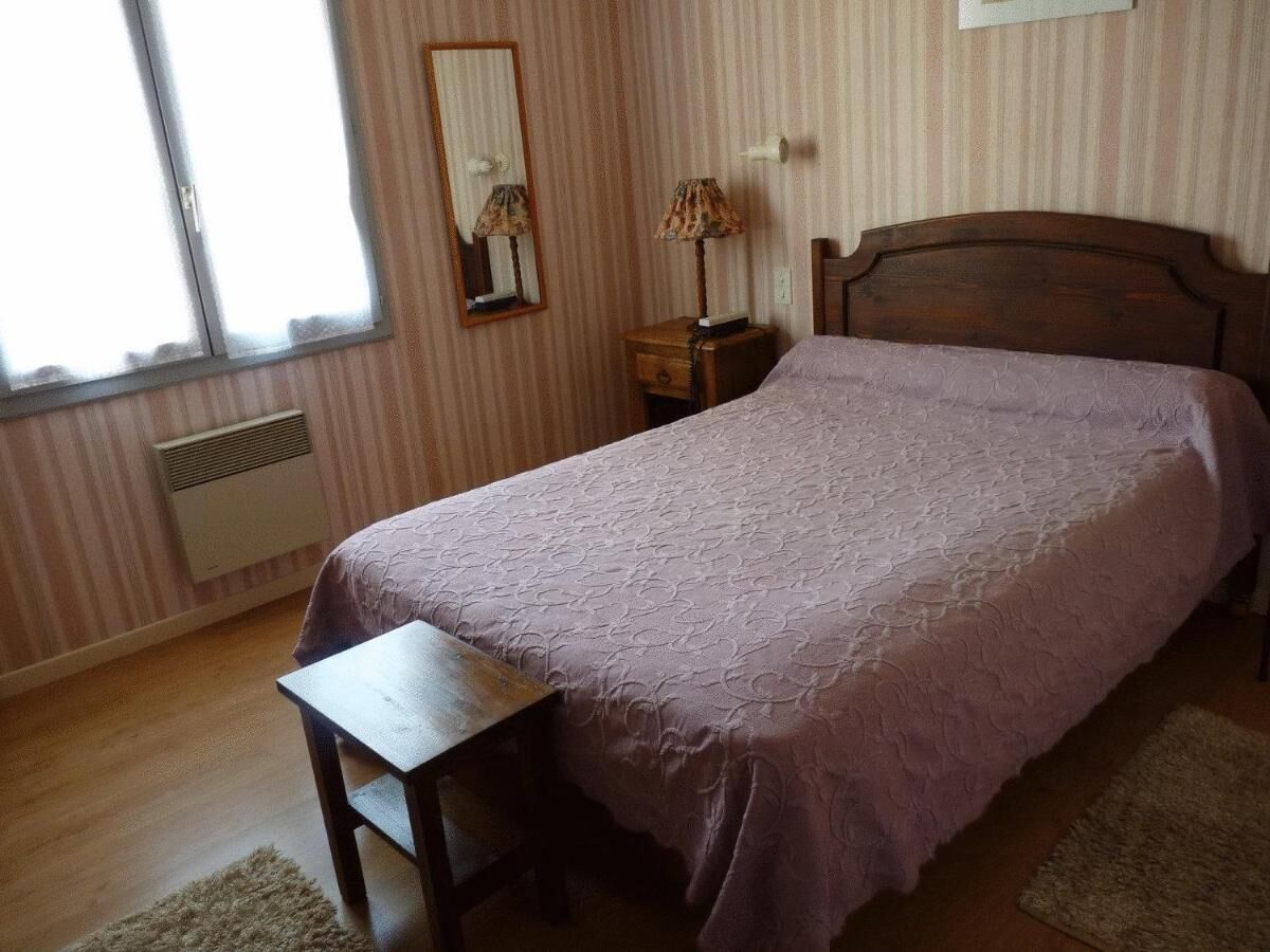 Desk, laptop workspace, iron/ironing board (on request), free WiFi