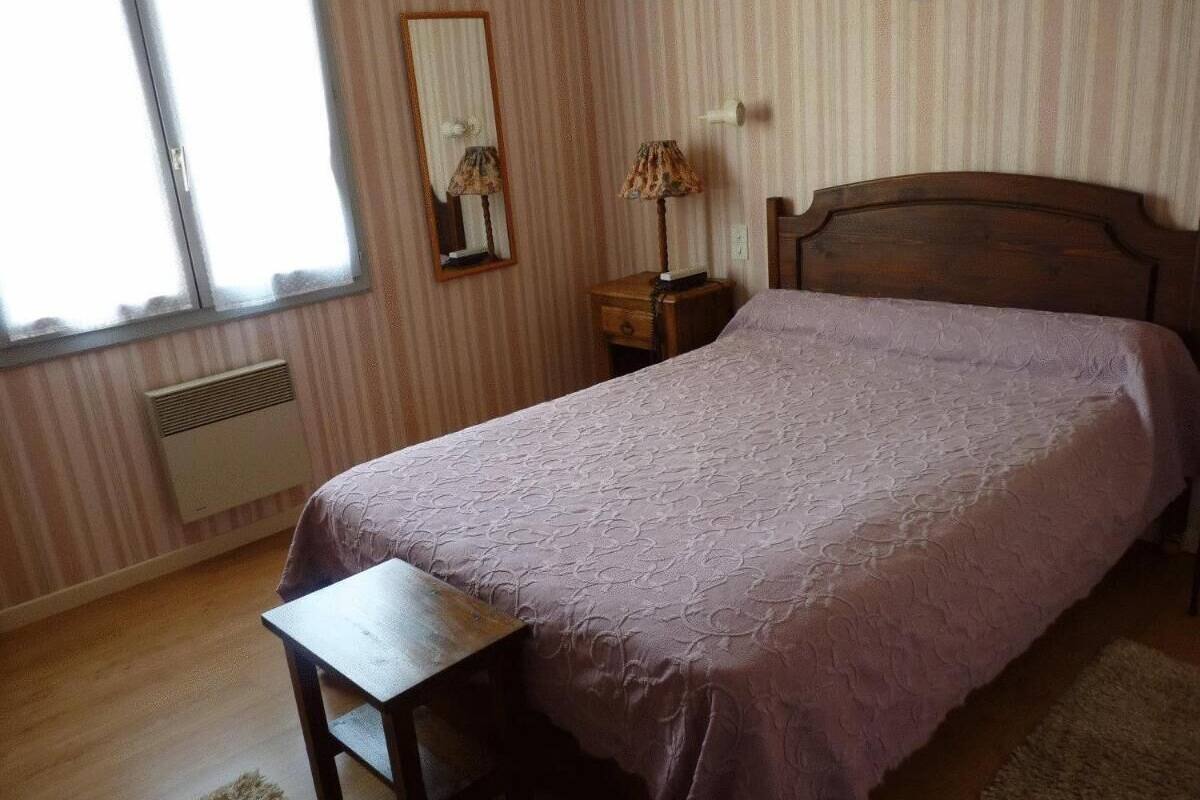 Desk, laptop workspace, iron/ironing board (on request), free WiFi