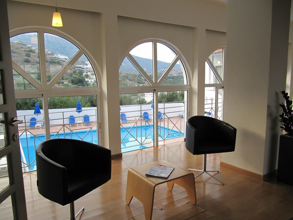 Coin salon dans le hall