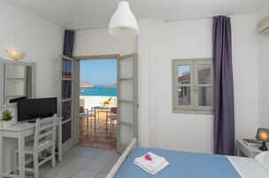 标准双人房, 海景 | 客房内保险箱、办公桌、遮光窗帘、熨斗/熨板