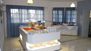 2 restaurantes, se sirve desayuno