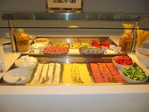 2 restaurants, breakfast served