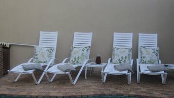 Außenpool, geöffnet von 08:00 Uhr bis 20:00 Uhr, Sonnenschirme