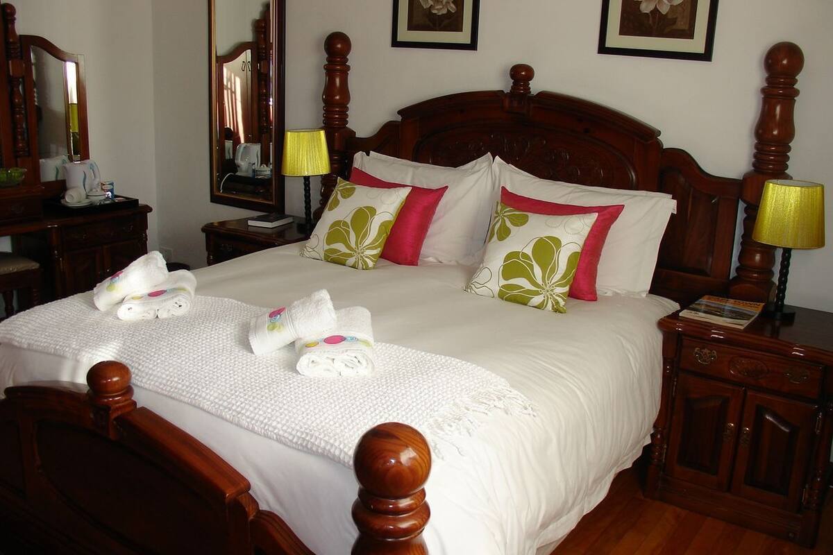 Chambre | Surmatelas, minibar, bureau, rideaux occultants