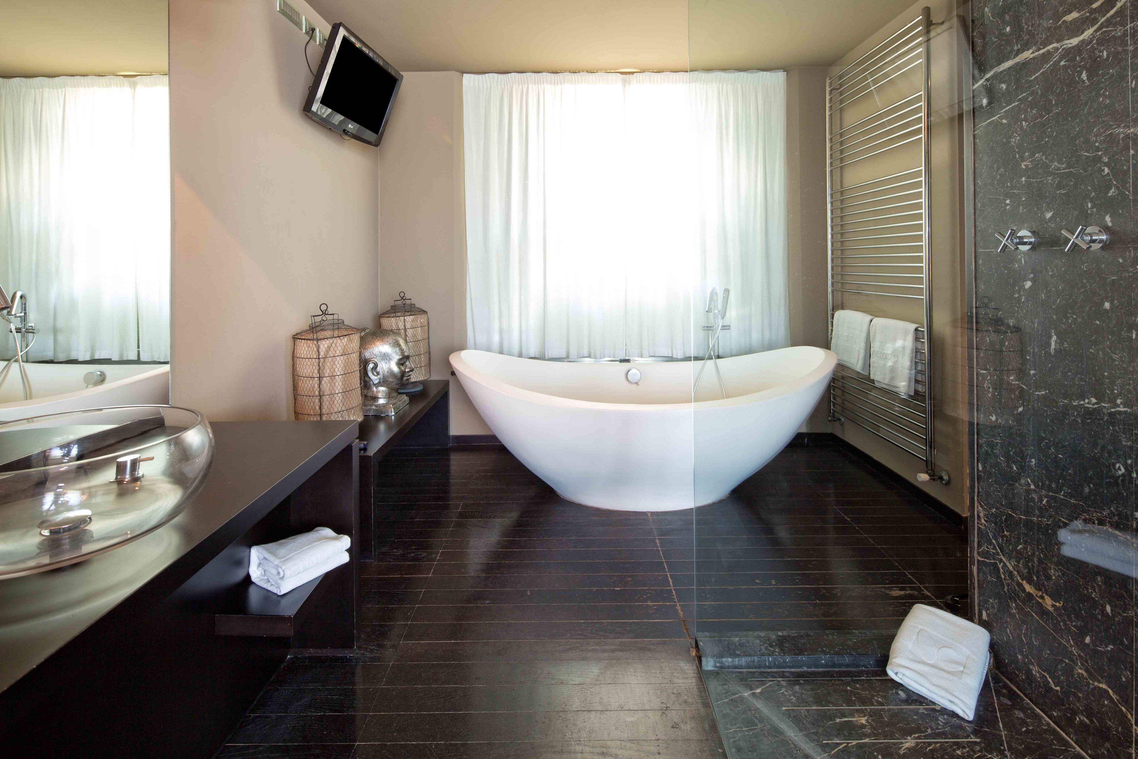 junior suite | bathroom | free toiletries, hair dryer, bathrobes, slippers