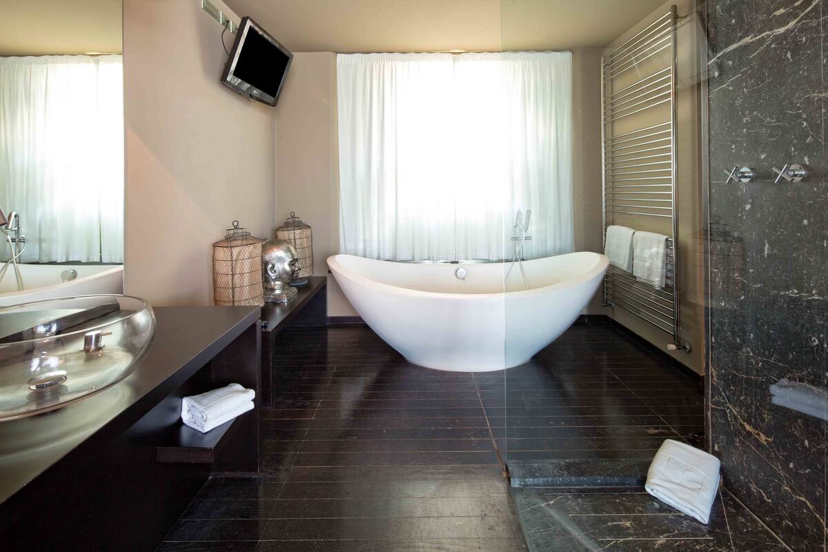 junior suite | bathroom | free toiletries, hair dryer, bathrobes, slippers