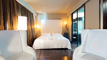 Junior suite | Een minibar, een kluis op de kamer, een bureau, geluiddichte muren