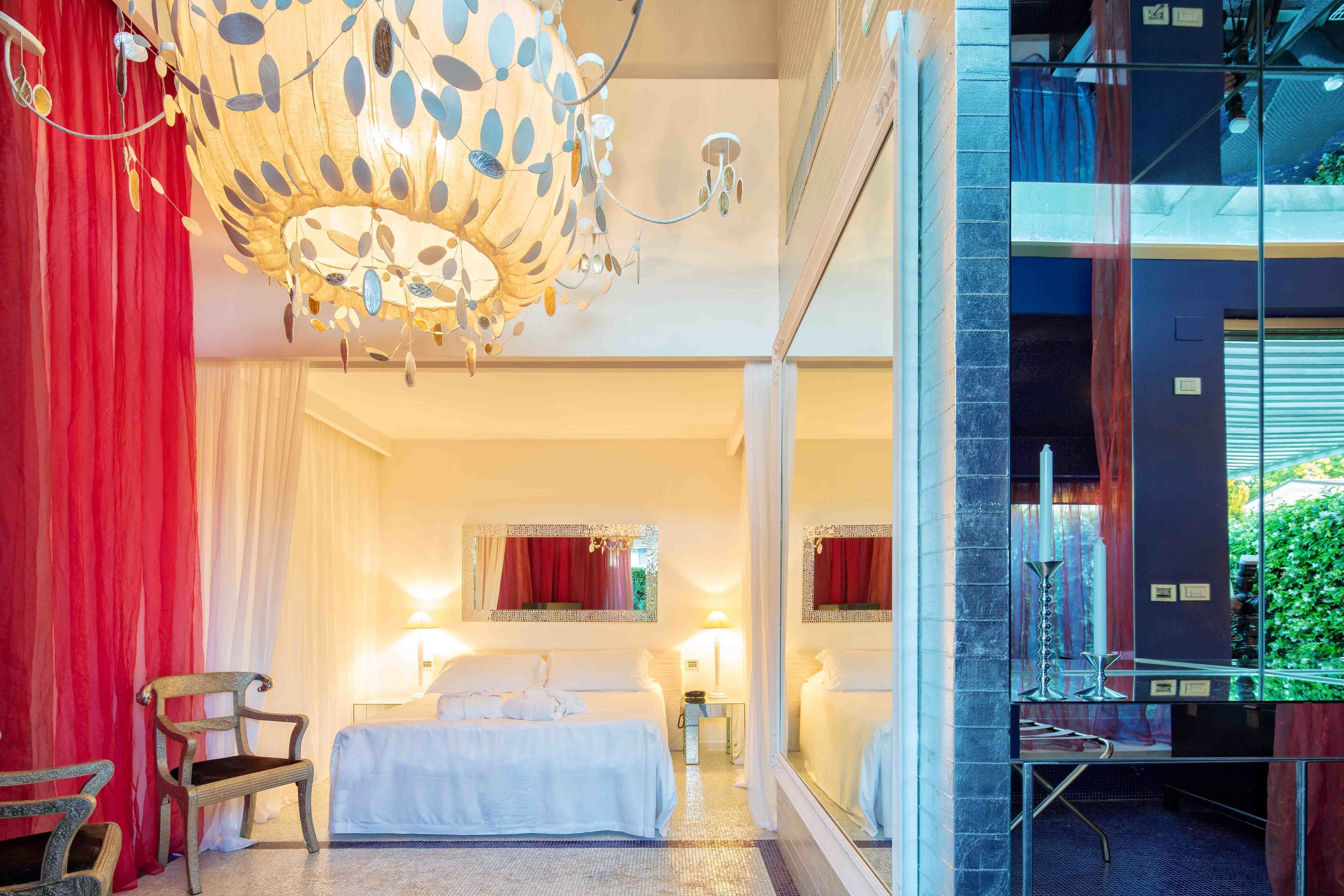 Double Room Single Use | Minibar, in-room safe, desk, soundproofing