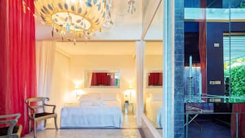 Double Room Single Use | Minibar, in-room safe, desk, soundproofing