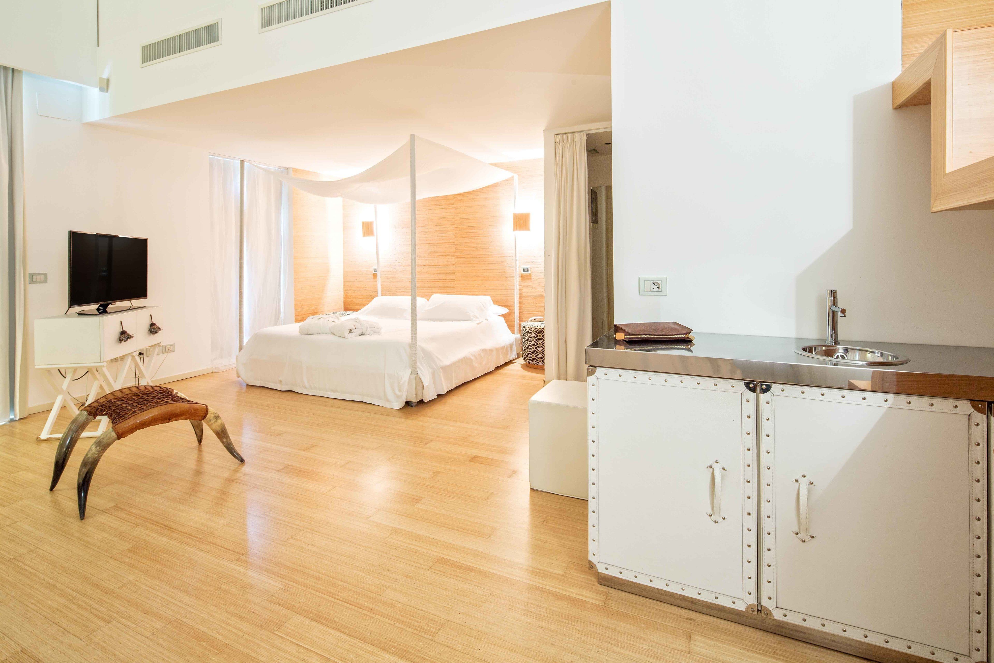 suite | minibar, in-room safe, desk, soundproofing