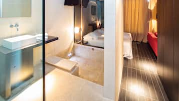 Habitación doble superior de uso individual | Baño | Amenidades de baño gratuitas, secadora de cabello, batas, pantuflas