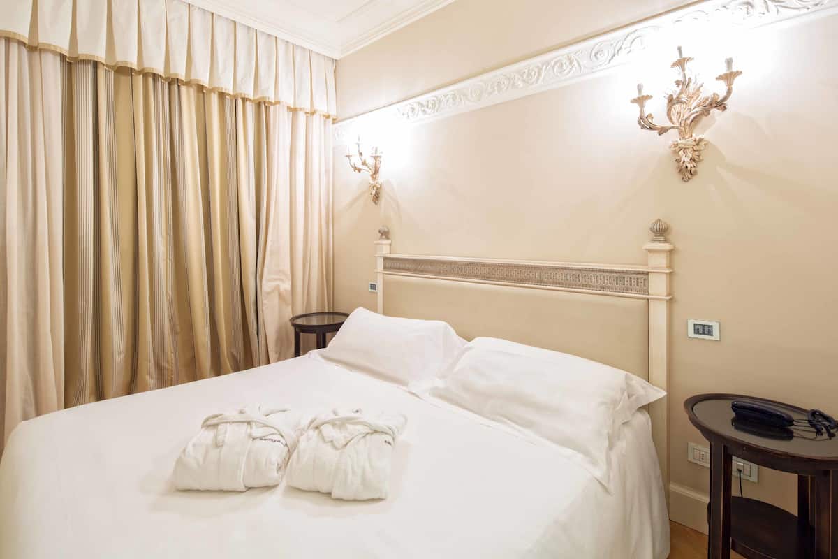 Double Room Single Use | Minibar, in-room safe, desk, soundproofing