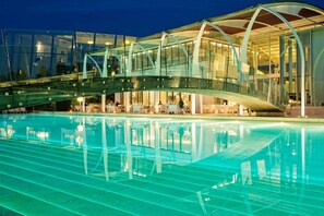 A modern building with a glass bridge over a pool. - Riviera Golf Resort (San Giovanni In Marignano)
