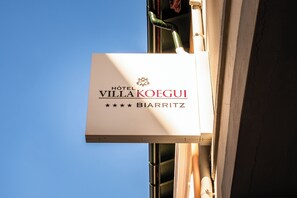 A sign for Hotel Villa Koegui with a four-star rating.