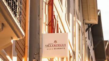 En hotellskylt med namnet ”Hotel Villa Koegui” och en betyg på ”5 stjärnor”.