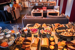Daily buffet breakfast (EUR 18 per person) - Hôtel Villa Koegui Biarritz (Biarritz)
