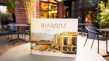 En bog med titlen 'BIARRITZ' med illustration af en bygning og et havneområde.