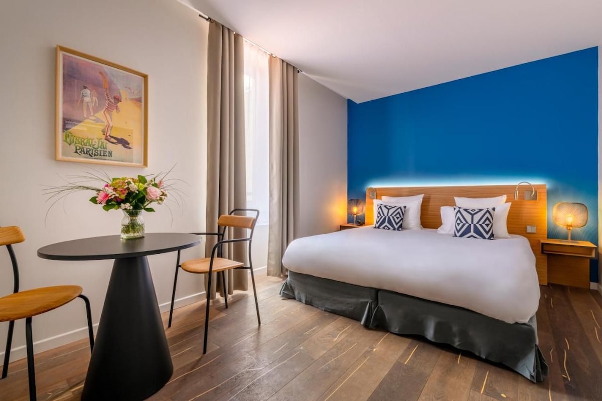 Ropa de cama de alta calidad y minibar 