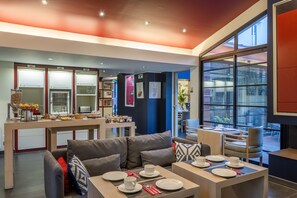 Coin salon dans le hall