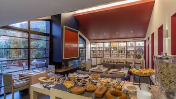 Petit déjeuner buffet (18 EUR par personne)