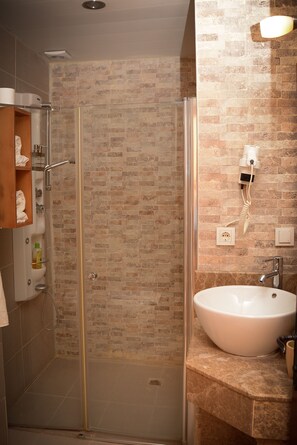 Shower, rainfall showerhead, free toiletries, hair dryer - Villa Verde - Special Class (Antalya)