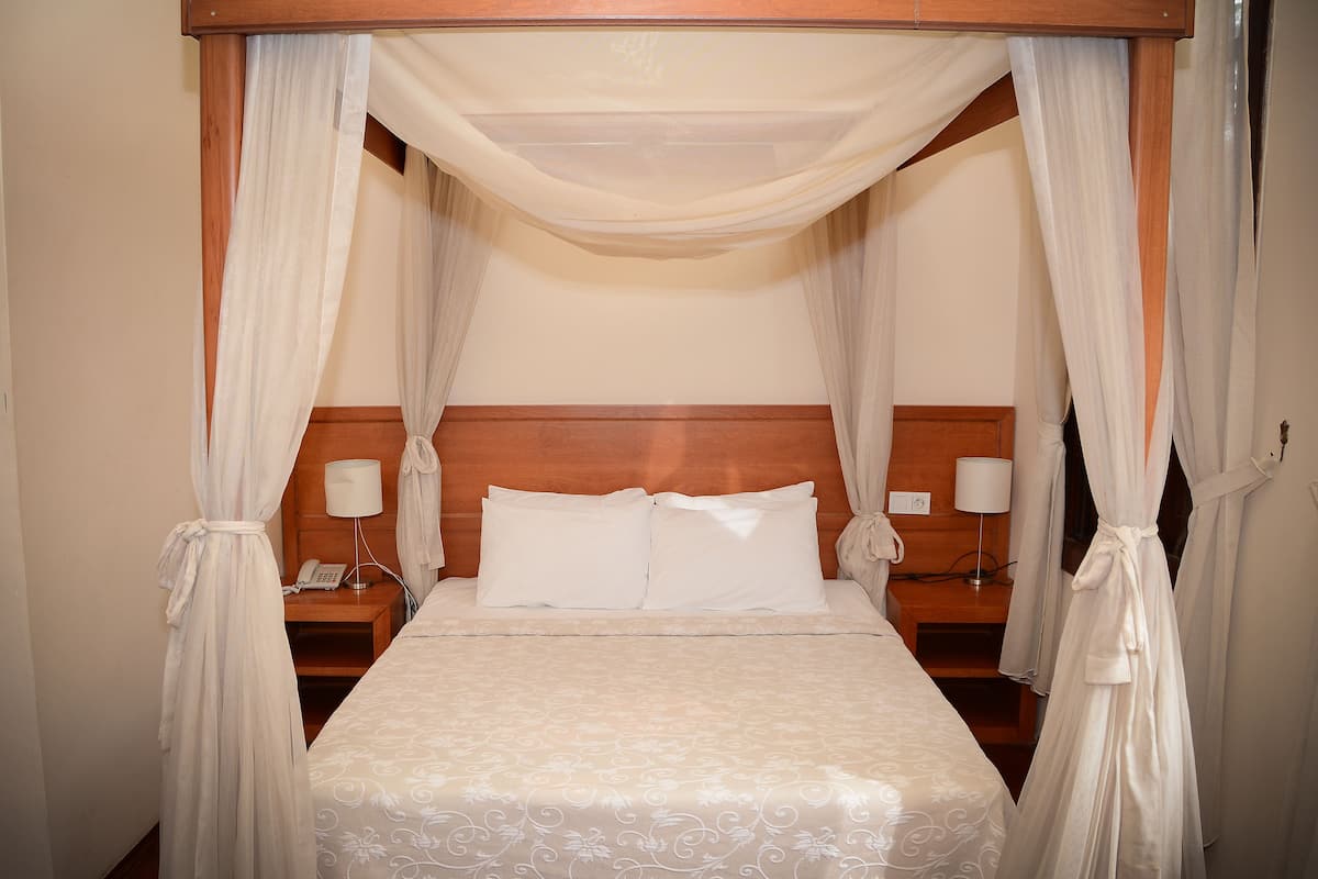 Quarto lua de mel, 1 cama King | Roupas de cama premium, cofres nos quartos, Wi-Fi de cortesia