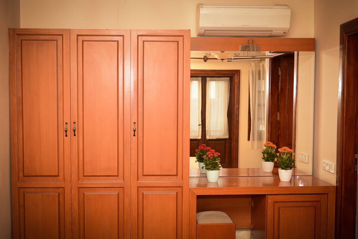 Premium bedding, in-room safe, free WiFi, bed sheets