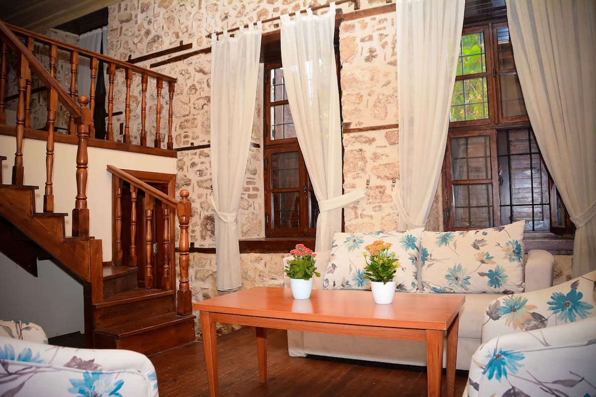 Suíte família, 1 quarto | Roupas de cama premium, cofres nos quartos, Wi-Fi de cortesia