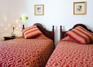 Minibar, Zimmersafe, Schreibtisch, Verdunkelungsvorhänge