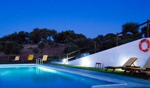 Una piscina al aire libre de temporada