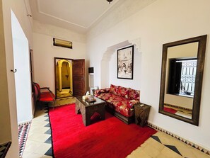 Kahden hengen junior-huone (Sultane) | Tallelokero huoneessa, yksilöllisesti sisustettu, ilmainen Wi-Fi