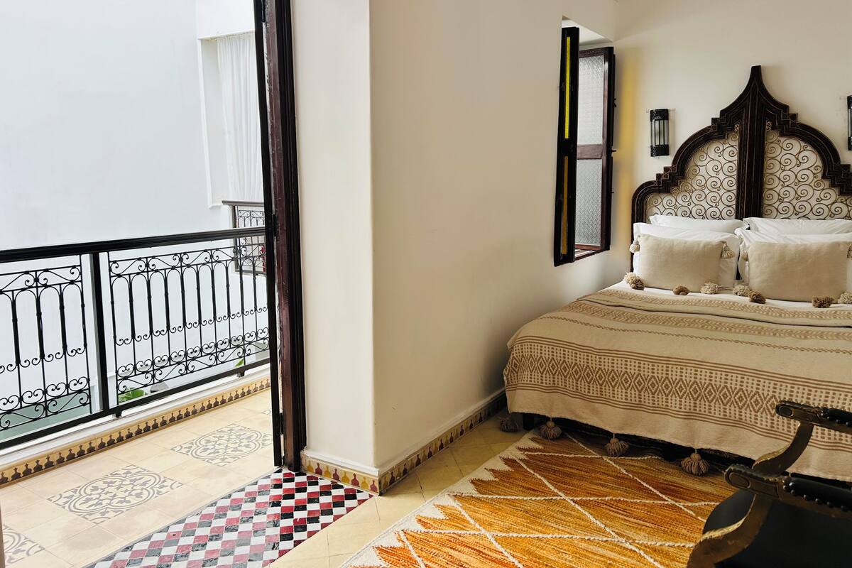 Double Room | In-room safe, WiFi (free), individually decorated, bed sheets
