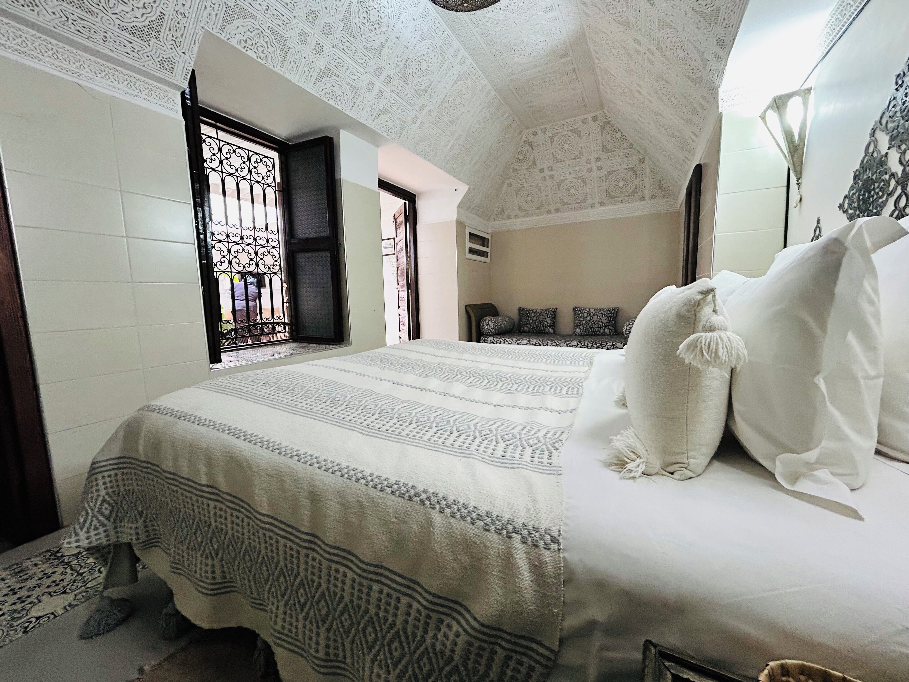 Suite junior | Caja de seguridad en la habitación y decoración personalizada 