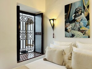 Caja de seguridad en la habitación y decoración personalizada 