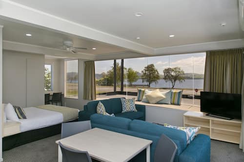 Deluxe Apartment, 1 Bedroom, Lake View | Living room