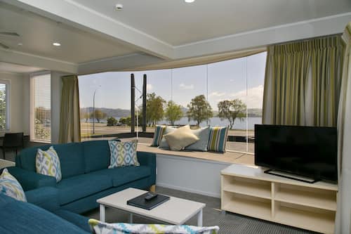 Deluxe Apartment, 1 Bedroom, Lake View | Living area