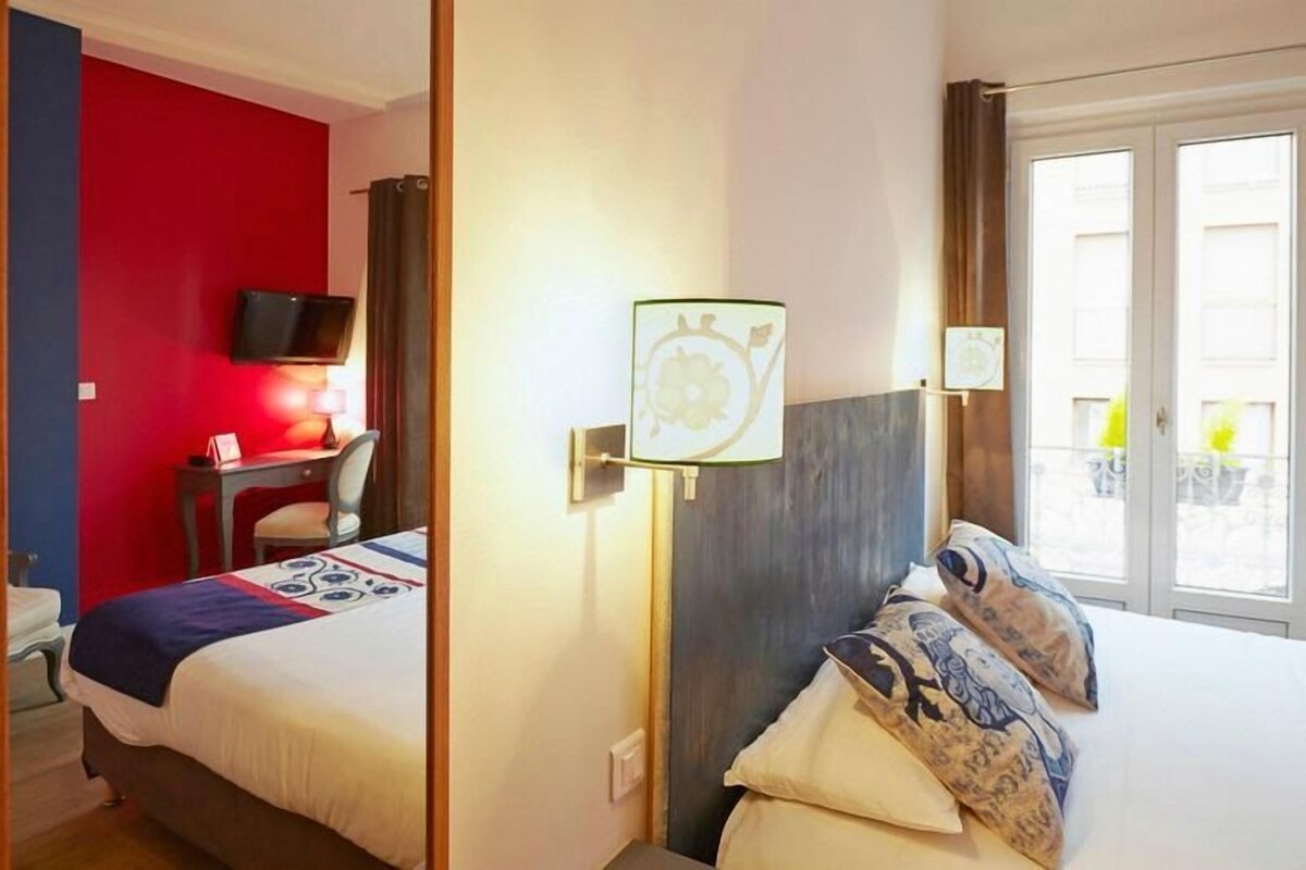 Premium bedding, in-room safe, desk, soundproofing