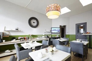 Sarapan bufet setiap hari (EUR 15 seorang) 