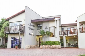 Un hotel con recepción, posada y restaurante llamado "Superstube".
