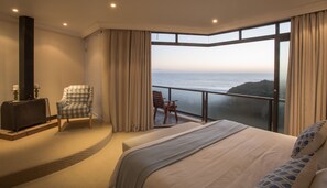 Quarto superluxo | Roupas de cama premium, cofres nos quartos, escrivaninha