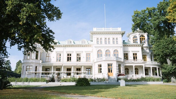 A large, white, classical-style building with multiple balconies and a central entrance. - Engeltofta Sea Lodge Hotel (Gävle)
