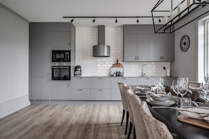 Villa luxueuse | Cuisine privée | Réfrigérateur grande capacité avec congélateur, four à micro-ondes