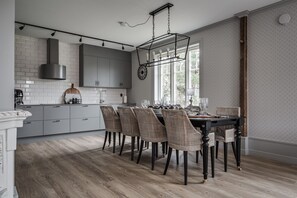 Vila superluxo | Cozinha privada | Geladeira, micro-ondas, mesas de jantar