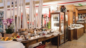 Ein Restaurant mit Buffet, Holzsäulen und einer Bar.