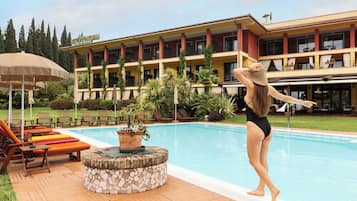 Piscina externa, funciona das 8h às 19h, espreguiçadeiras