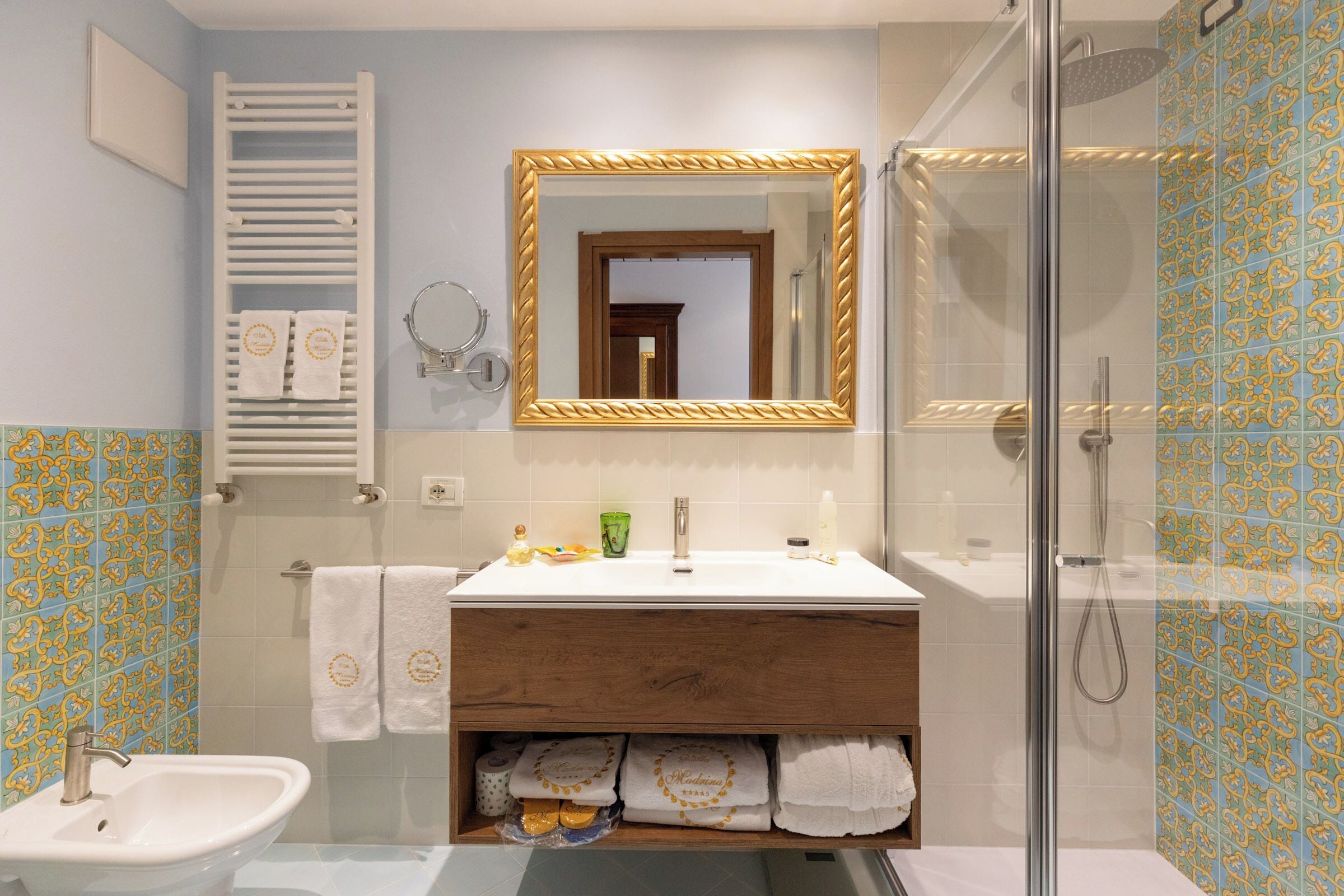 junior suite oleandro | bathroom | combined shower/bathtub, jetted bath, rainfall showerhead, hair dryer