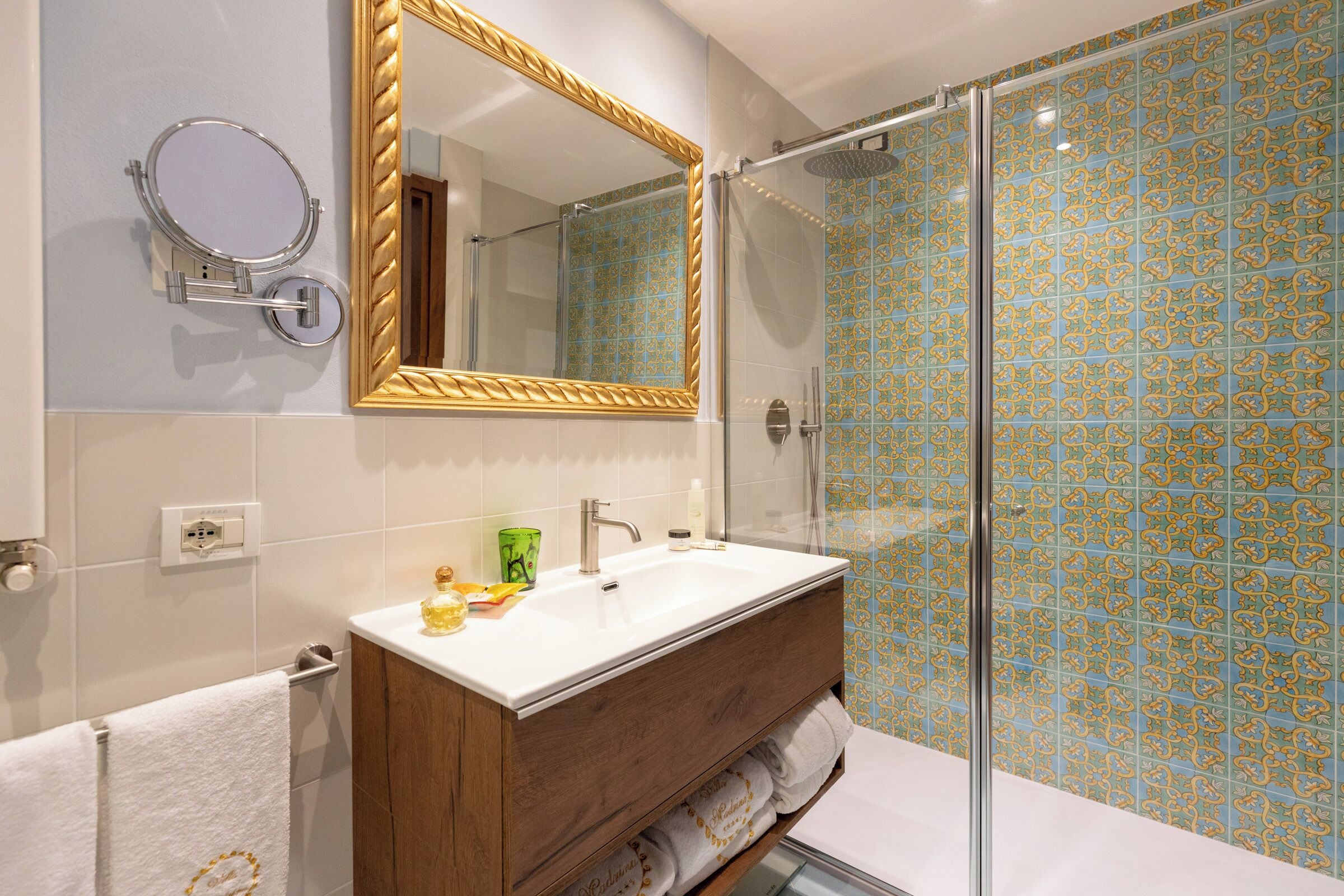 junior suite oleandro | bathroom | combined shower/bathtub, jetted bath, rainfall showerhead, hair dryer
